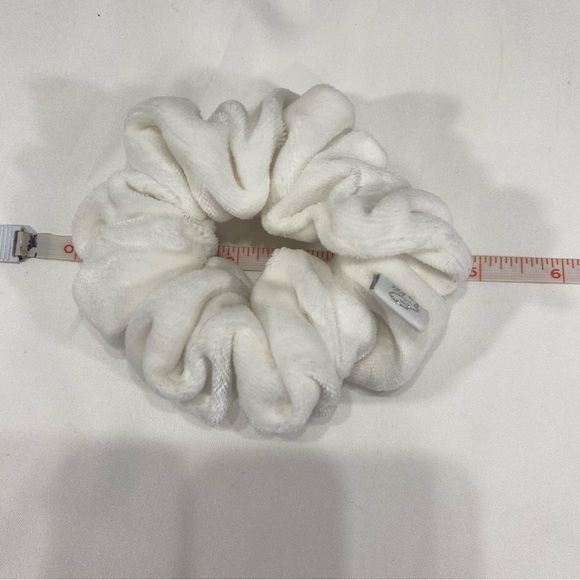 DEW EDIT KAITLYN BRISTOWE SCRUNCHIES SET OF 3 PINK METALLIC, WHITE, BLUE VELVET - Picture 4 of 4